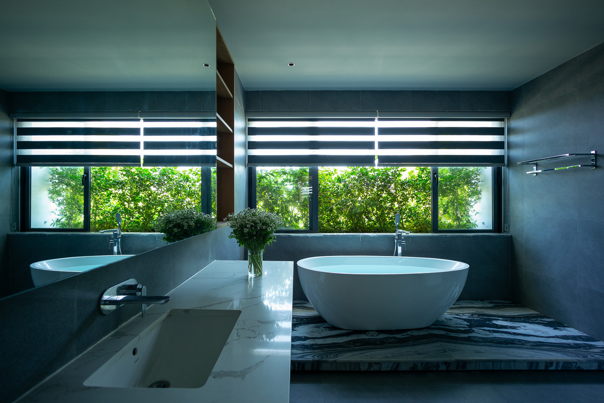  Phòng tắm rộng rãi và hiện đại với bồn tắm và bồn rửa tay trải dài.