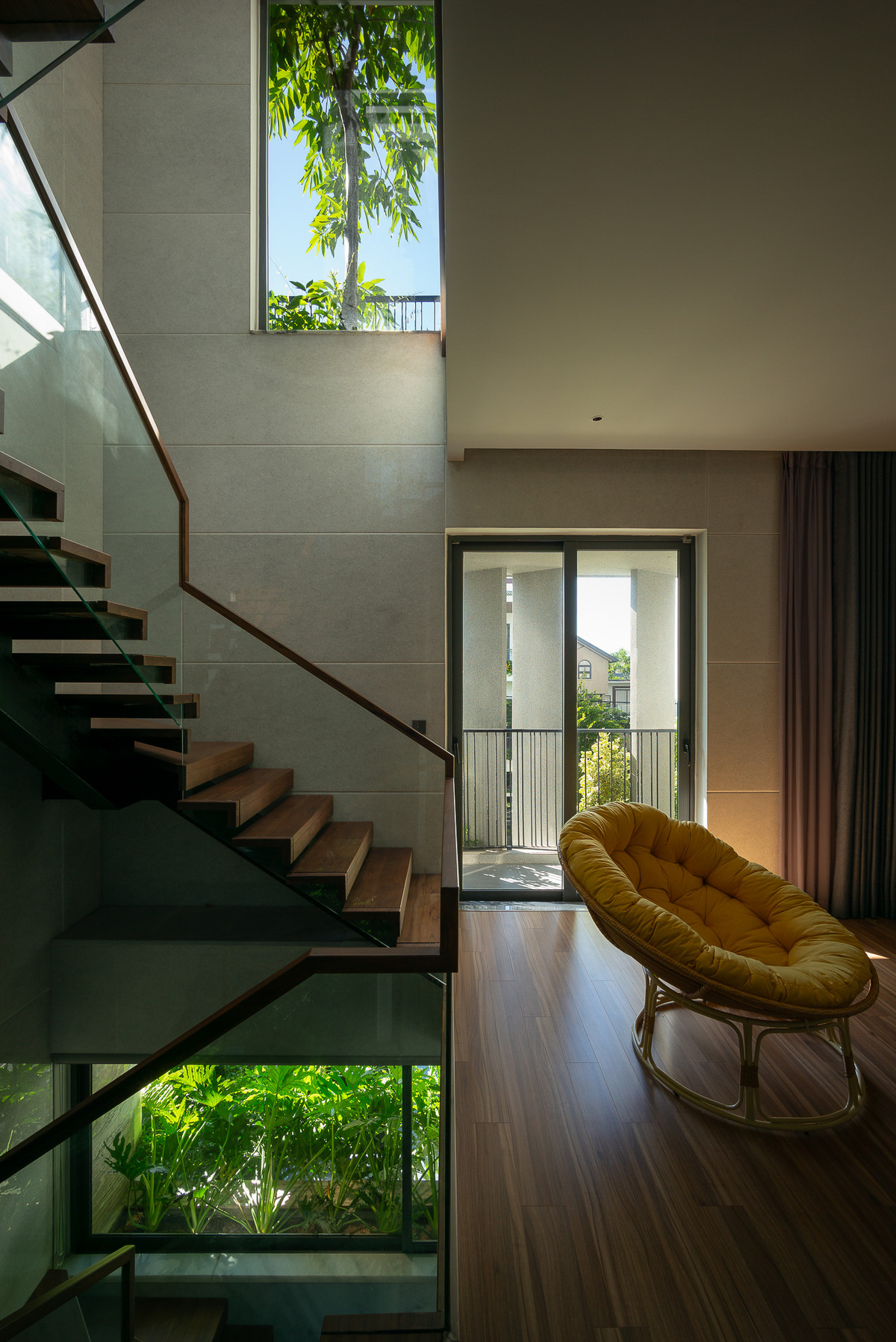 Tất cả các cửa sổ đều được thiết kế mở tối đa giúp kết nối mạnh mẽ với không gian ngoại thất.