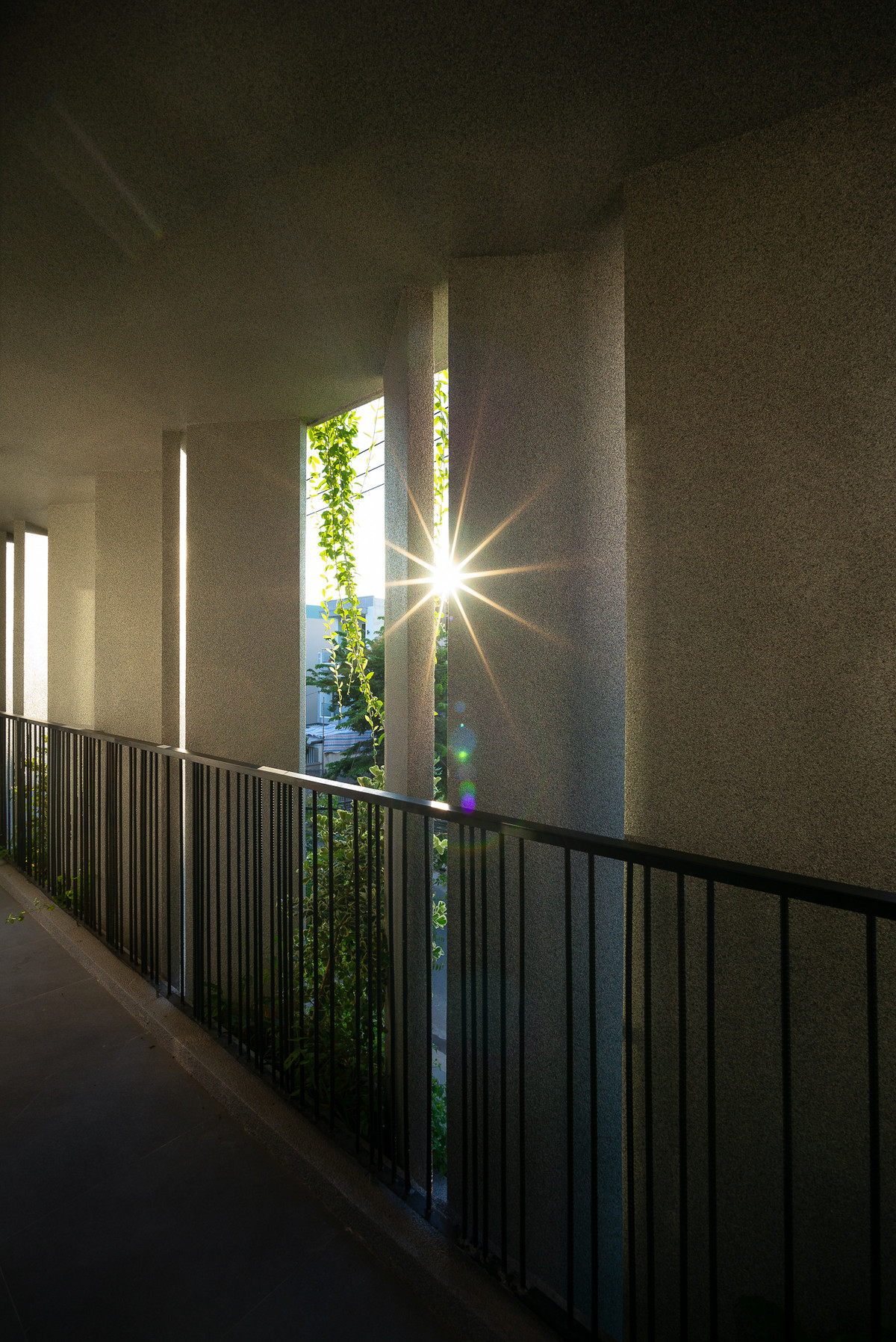 Bằng cách xoay lam bê tông theo nhiều khác nhau, các khe nắng nhỏ được tạo ra, ánh sáng tự nhiên có thể lọt vào mà không hắt trực tiếp vào bên trong.