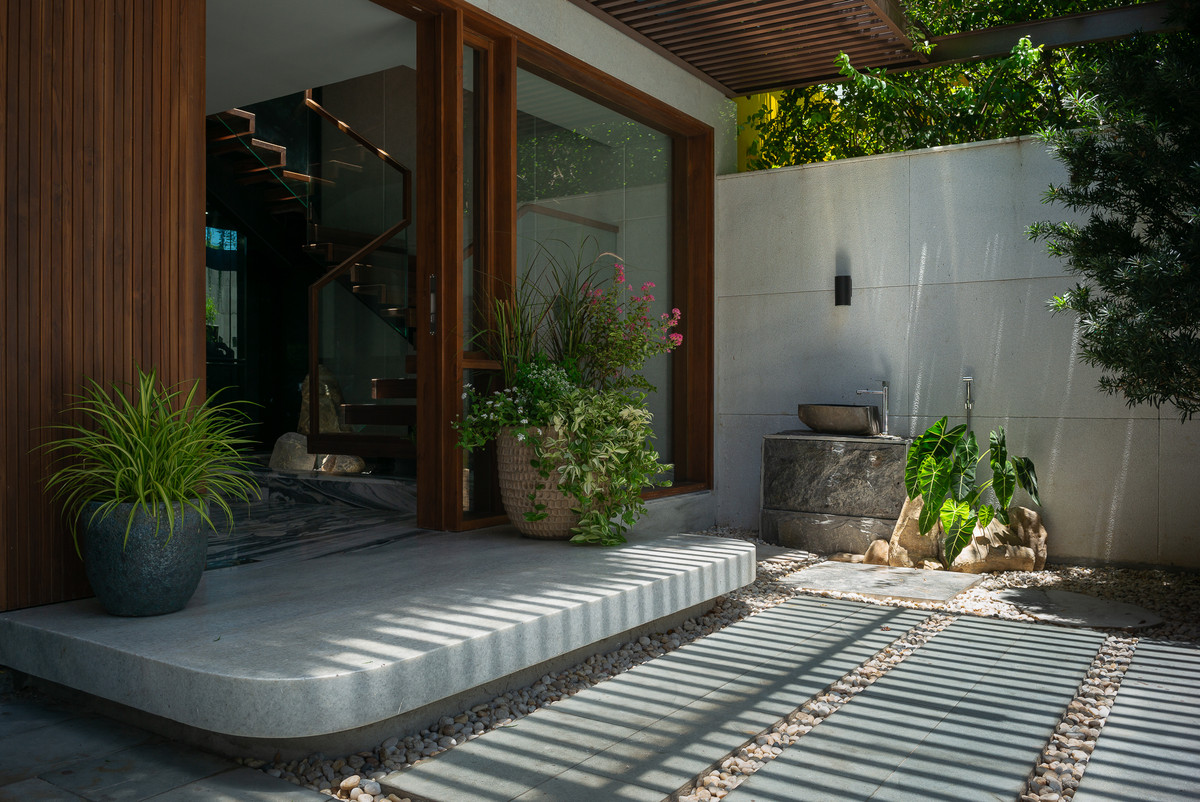 Khoảng sân đệm đón gió mát từ ngoài sông thổi vào.