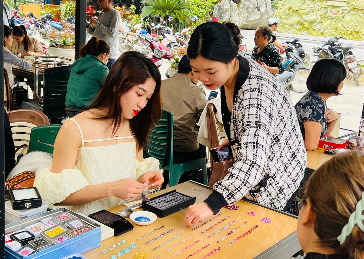 Mỗi ngày chỉ chừng 3-4 tiếng nhưng khu chợ rất nhộn nhịp, đông vui và thường tấp nập hơn vào các ngày cuối tuần. Ảnh: Baoyenbai