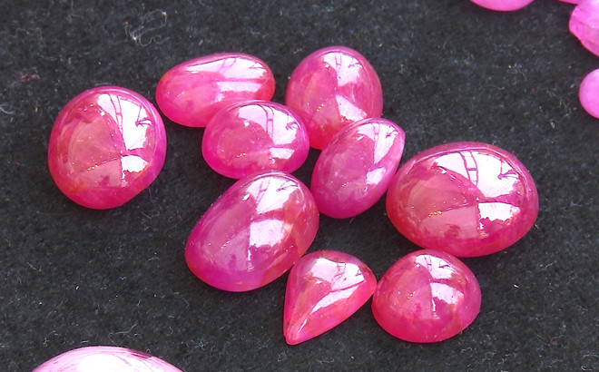 Trải qua 30 năm, nét mộc mạc, giản dị của phiên chợ vẫn không thay đổi. Ảnh: Congly