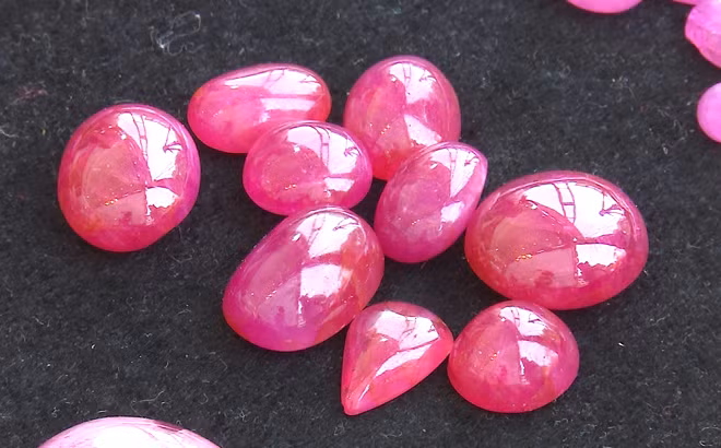 Trải qua 30 năm, nét mộc mạc, giản dị của phiên chợ vẫn không thay đổi. Ảnh: Congly