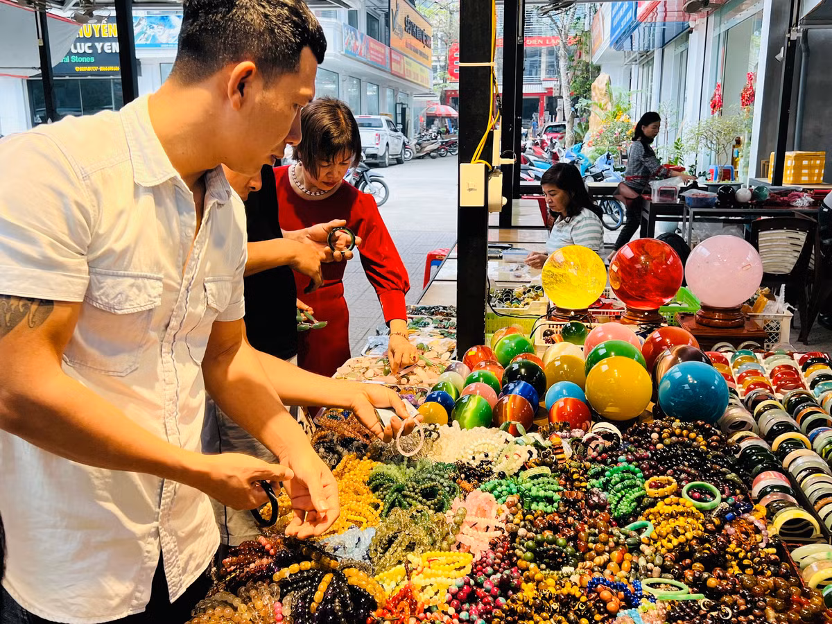  Chợ đá quý Lục Yên hình thành từ đầu những năm 90 của thế kỷ trước khi người dân biết được giá trị thật của viên ruby hồng ngọc trong lòng đất. Ảnh: Baoyenbai