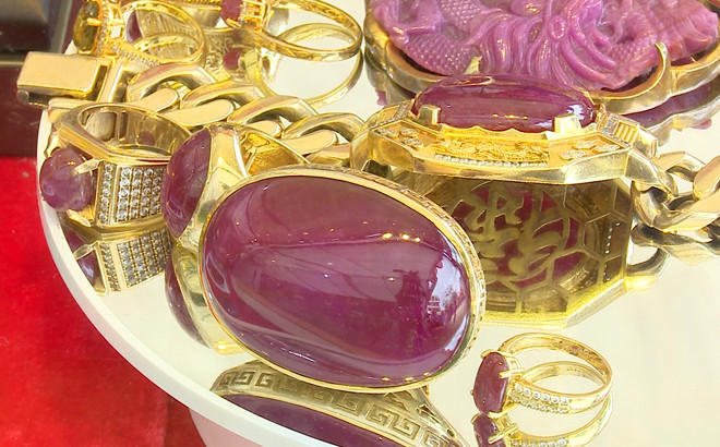 Sản phẩm đá quý được bày bán nhiều nhất tại khu chợ là ruby, saphia...Ảnh: Baoyenbai