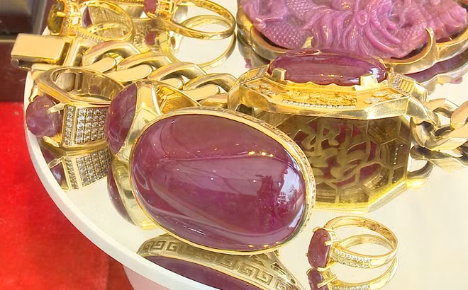 Sản phẩm đá quý được bày bán nhiều nhất tại khu chợ là ruby, saphia...Ảnh: Baoyenbai