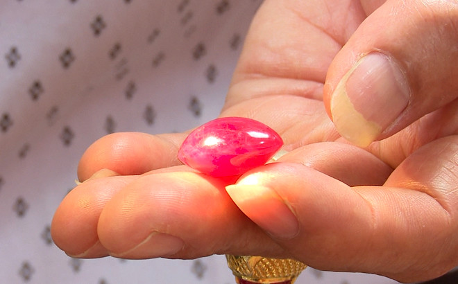 Đá bày ở chợ đều được mài nhẵn, mịn, người mua về có thể làm mặt nhẫn, trang sức đeo tay. Ảnh: Congly