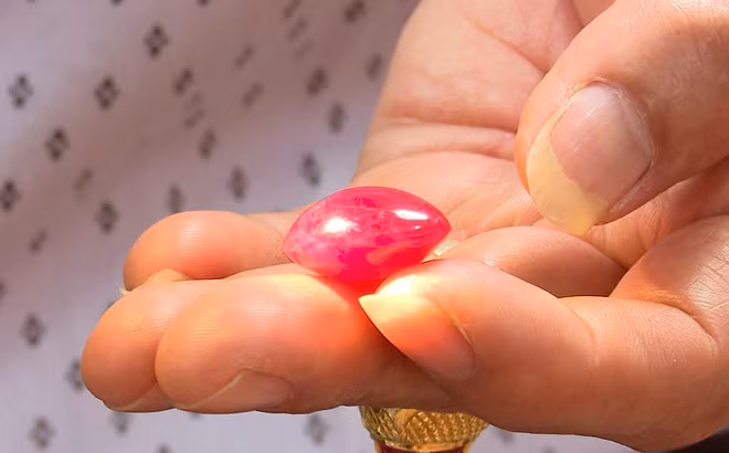 Đá bày ở chợ đều được mài nhẵn, mịn, người mua về có thể làm mặt nhẫn, trang sức đeo tay. Ảnh: Congly