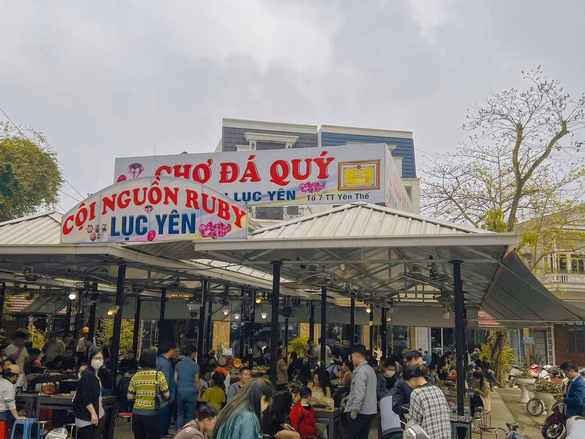 Khách đến tham quan và mua đá quý rất đa dạng. Họ là những người buôn bán chuyên nghiệp đến từ khắp nơi trên cả nước và có cả những du khách quốc tế. Ảnh: Baoyenbai