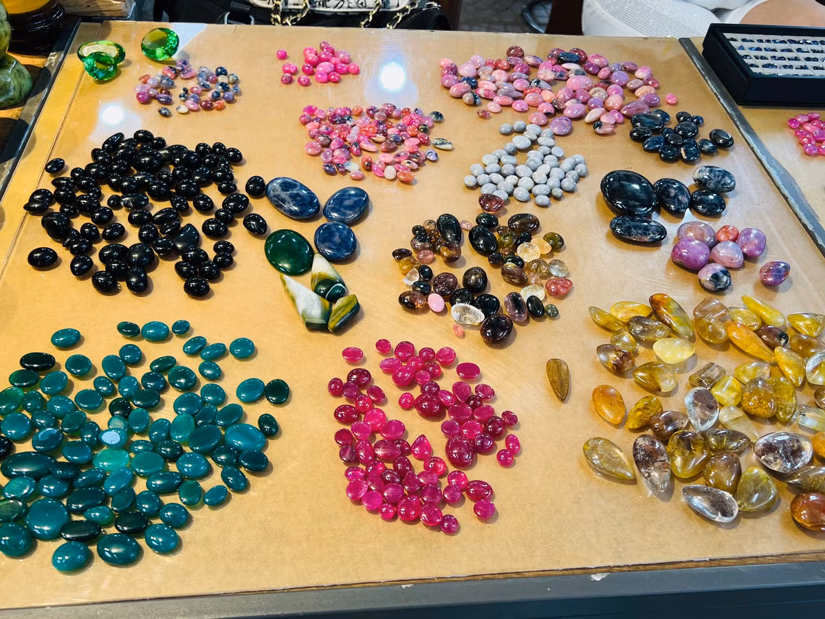 Đá quý được bày bán trong các khay nhựa hoặc đổ trực tiếp trên các tấm bìa để khách lựa chọn. Ảnh: Mia