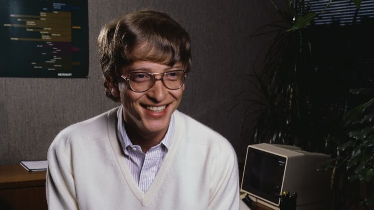 Từ nhỏ, tỷ phú Bill Gates đã được mọi người đặt cho biệt danh “boy wonder”, ám chỉ về một cậu bé thông minh, khéo léo. Gates có một tuổi thơ yên bình ở Seattle, là con trai của một luật sư nổi tiếng và một chủ ngân hàng. Ảnh: CNBC