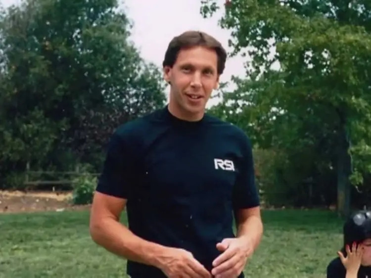 Khi còn nhỏ, Larry Ellison được mọi người nhận xét là một đứa trẻ lanh lợi và cứng đầu. Ảnh: BI