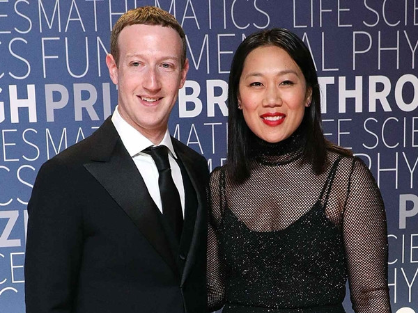 Tỷ phú Mark Zuckerberg bắt đầu gây dựng Facebook và gặp người vợ tương lai của mình - Priscilla Chan, khi đang xếp hàng chờ vào nhà vệ sinh. Ảnh: People