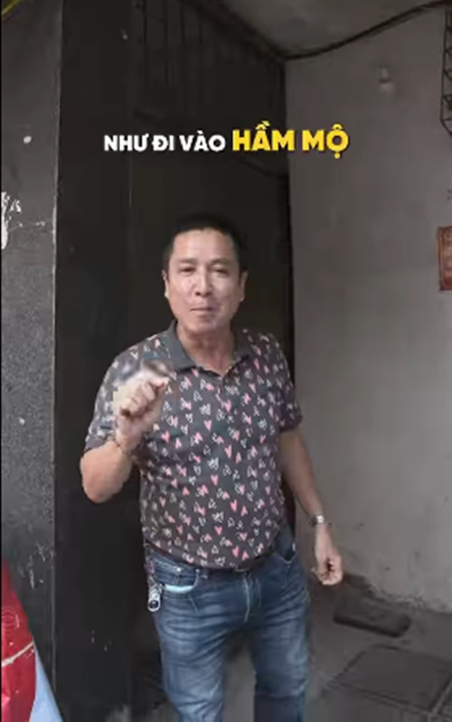 Mới đây, NSƯT Chí Trung thu hút sự chú ý khi chia sẻ một đoạn video chia sẻ về chỗ ở hiện tại của mình. Theo nội dung clip, Chí Trung đang sống tại một khu tập thể cũ dành cho giới nghệ sĩ nằm ở số 1 Tràng Tiền (Hoàn Kiếm, Hà Nội). Ảnh chụp màn hình
