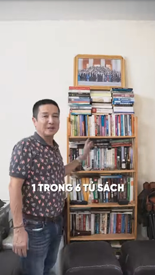Trong phòng khách có tủ sách. Chí Trung cho biết có tới 6 tủ sách nhưng giờ chỉ giữ lại 1 tủ là những cuốn sách bản thân yêu thích nhất. Ảnh chụp màn hình