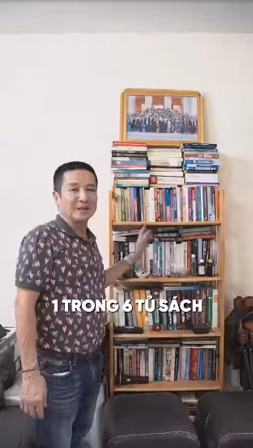 Trong phòng khách có tủ sách. Chí Trung cho biết có tới 6 tủ sách nhưng giờ chỉ giữ lại 1 tủ là những cuốn sách bản thân yêu thích nhất. Ảnh chụp màn hình