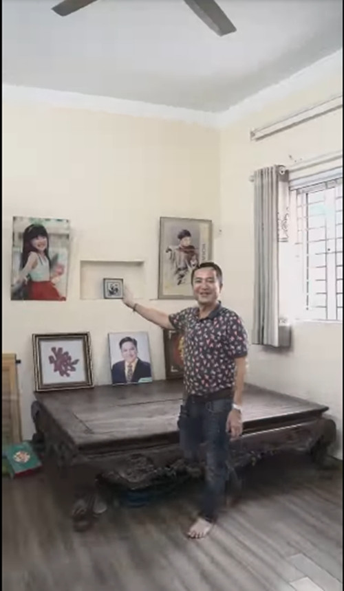 Nghệ sĩ Chí Trung còn giới thiệu phòng để ảnh con gái, con trai từ khi còn nhỏ. Ảnh chụp màn hình