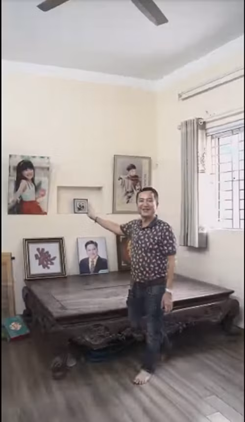 Nghệ sĩ Chí Trung còn giới thiệu phòng để ảnh con gái, con trai từ khi còn nhỏ. Ảnh chụp màn hình
