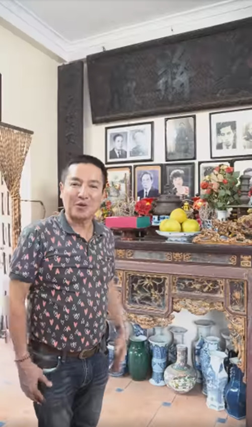 Phòng thờ trang nghiêm trên tầng 2. Ảnh chụp màn hình