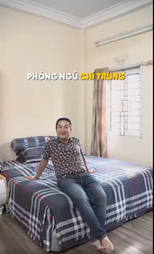Phòng ngủ của Chí Trung đơn giản nhưng khá thoải mái. Ảnh chụp màn hình
