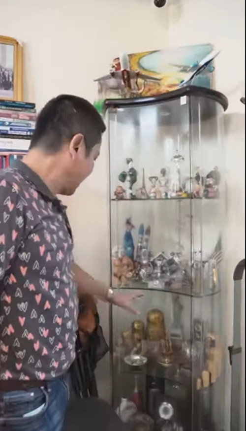 Cạnh đó là tủ đựng đồ vật liên quan tới nước mà nam nghệ sĩ từng đi công tác hoặc đi du lịch như: Pháp, Anh, Mỹ, Cannada... Ảnh chụp màn hình