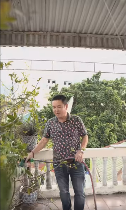 Dù ở tập thể nhưng nhà của nam nghệ sĩ vẫn có ban công để trồng cây cảnh. Ảnh chụp màn hình