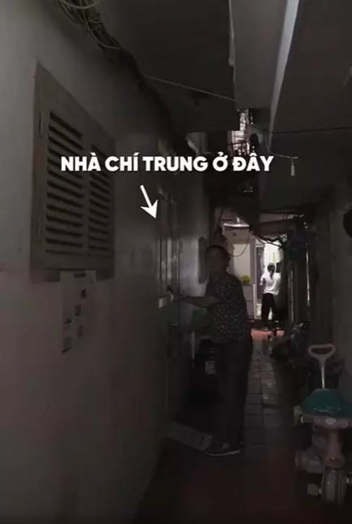 Nam nghệ sĩ còn đùa vui lối vào nhà "như đi vào hầm mộ". Ảnh chụp màn hình
