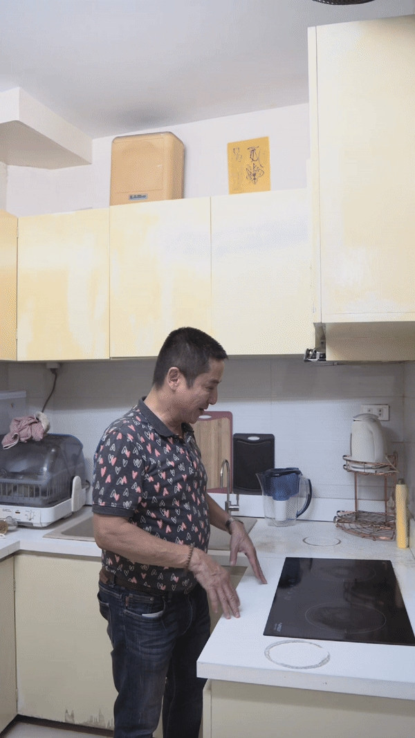 Nam nghệ sĩ cho biết hiện đang sống một mình tại đây. Ảnh chụp màn hình