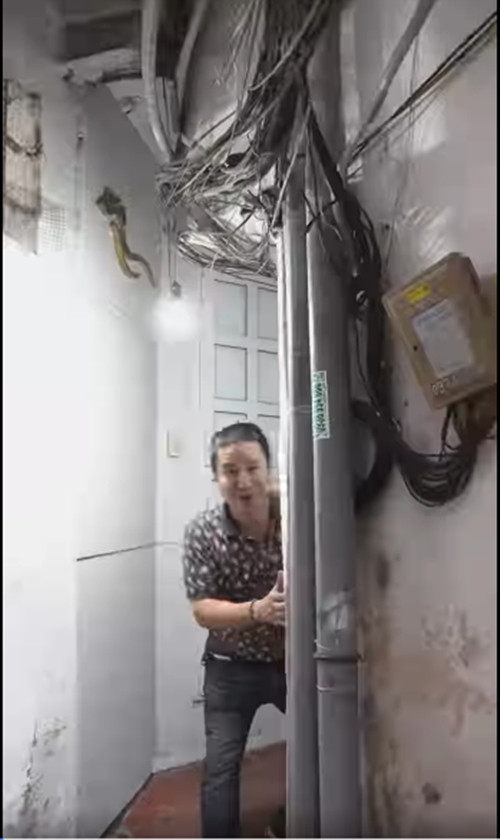 Căn nhà của nghệ sĩ Chí Trung nằm trong khu tập thể. Lối vào nhà có những đoạn chỉ rộng khoảng 1-2m, vừa đủ cho một xe máy đi vào. Ảnh chụp màn hình