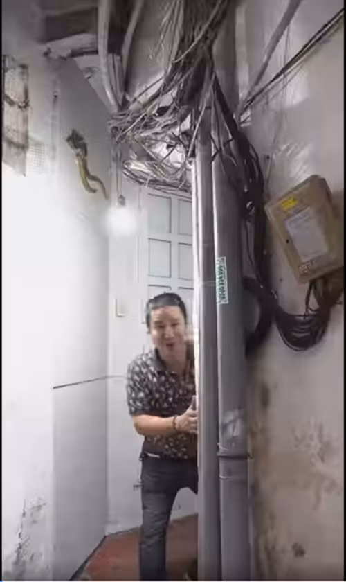 Căn nhà của nghệ sĩ Chí Trung nằm trong khu tập thể. Lối vào nhà có những đoạn chỉ rộng khoảng 1-2m, vừa đủ cho một xe máy đi vào. Ảnh chụp màn hình