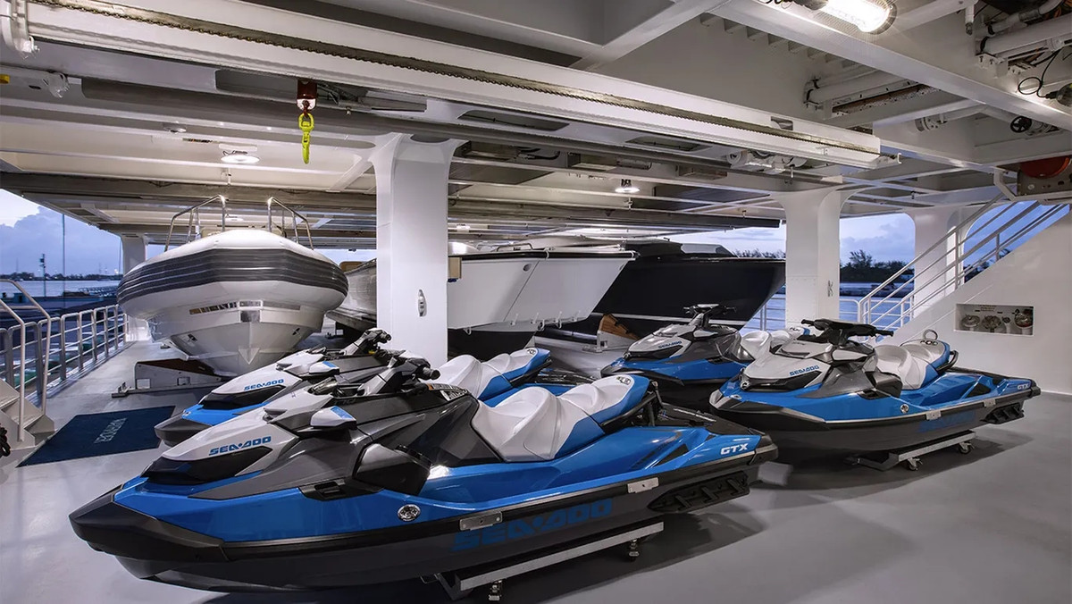 Với chiều dài 68 mét, kích thước của tàu hỗ trợ Wayfinder vượt xa tàu hai thân Hodor dài 66 mét. Ngoài ra, du thuyền Wayfinder cũng được trang bị nội thất ấn tượng. Ảnh: Boatinternational