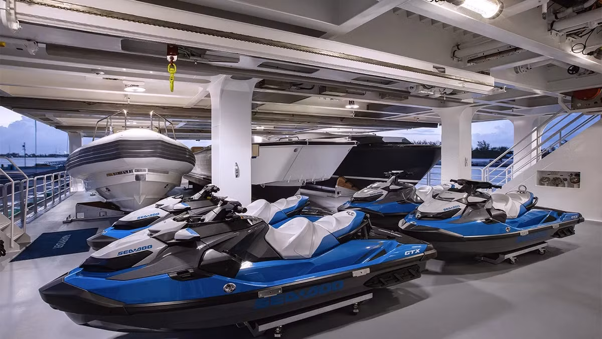 Với chiều dài 68 mét, kích thước của tàu hỗ trợ Wayfinder vượt xa tàu hai thân Hodor dài 66 mét. Ngoài ra, du thuyền Wayfinder cũng được trang bị nội thất ấn tượng. Ảnh: Boatinternational