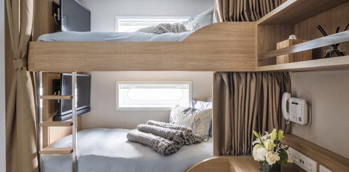 Mỗi chi tiết, bố cục bên trong du thuyền Wayfinder đều được trang bị dịch vụ tiện nghi và hoàn hảo. Ảnh: Boatinternational