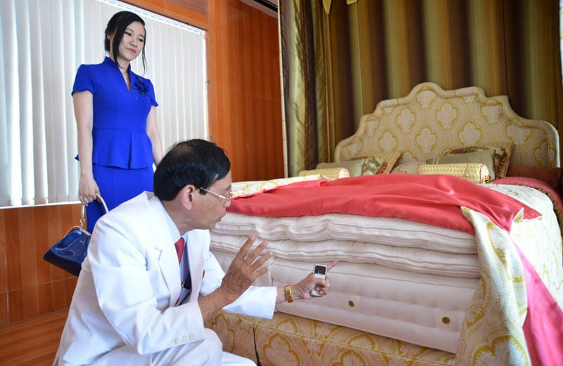 Đáng chú ý, đại gia Lê Ân mua giường không phải để ngủ mà chỉ muốn vinh danh con người và đất nước Việt Nam. Ảnh: Internet