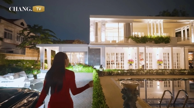 Phía ngoài biệt thự có hồ bơi, sân vườn.