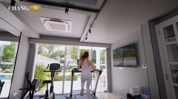 Trong nhà còn có phòng tập gym để rèn luyện sức khỏe. Nguồn ảnh: FBNV, chụp màn hình