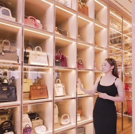 Đáng chú ý nhất phải kể đến phòng thay đồ cực sang chảnh của Lý Thùy Chang trong căn biệt thự.