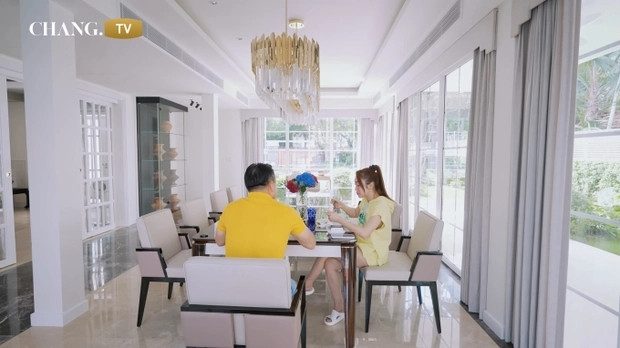 Phòng ăn ngập tràn ánh sáng.