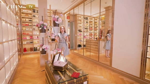 Tổng thể phòng thay đồ trang trí theo tone vàng sang trọng.