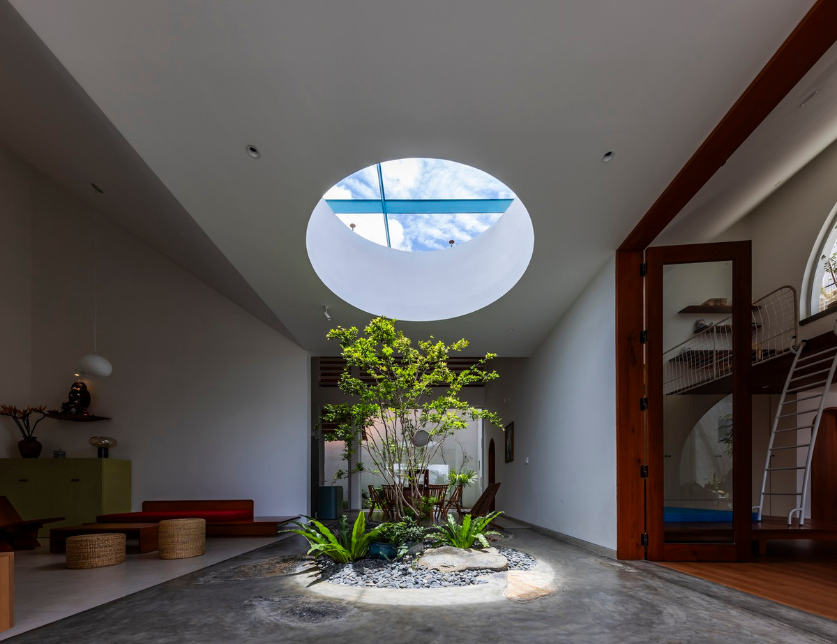 Ở giữa mái nhà là giếng trời có chức năng đón ánh sáng.