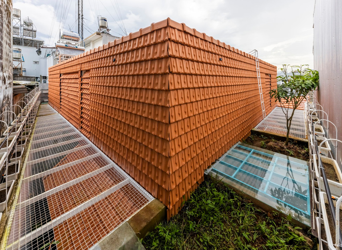 Xung quanh mái nhà bố trí hệ thống chậu nhỏ trồng cây hoặc rau.