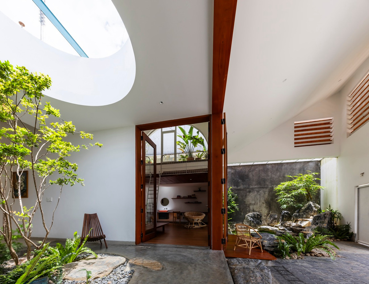 Sân vườn nhỏ và tiểu cảnh được bố trí khéo léo.