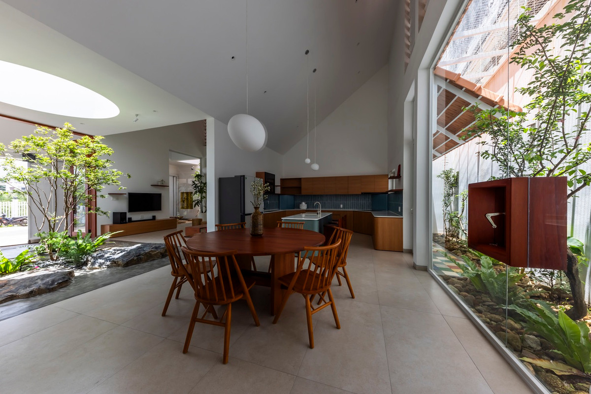 Nhà bếp và bàn ăn thoáng đãng.