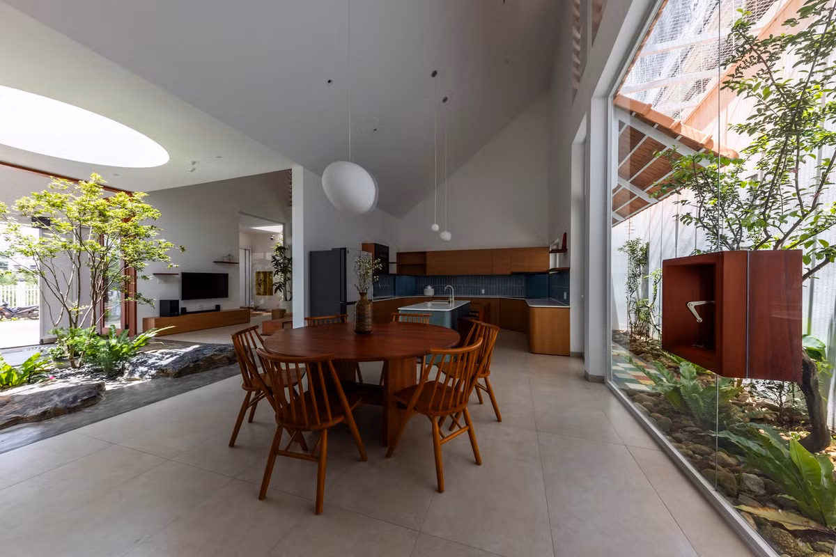 Nhà bếp và bàn ăn thoáng đãng.