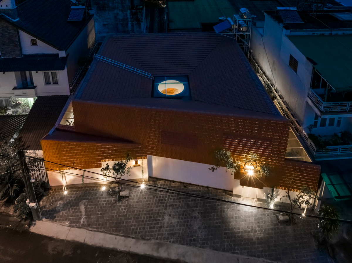 Vào mùa mưa, ngôi nhà đóng vai trò như một cái phễu để thu nước vào bể nước ngầm rồi tưới ngược lên mái và cây cối xung quanh nhà bằng hệ thống tưới tự động.