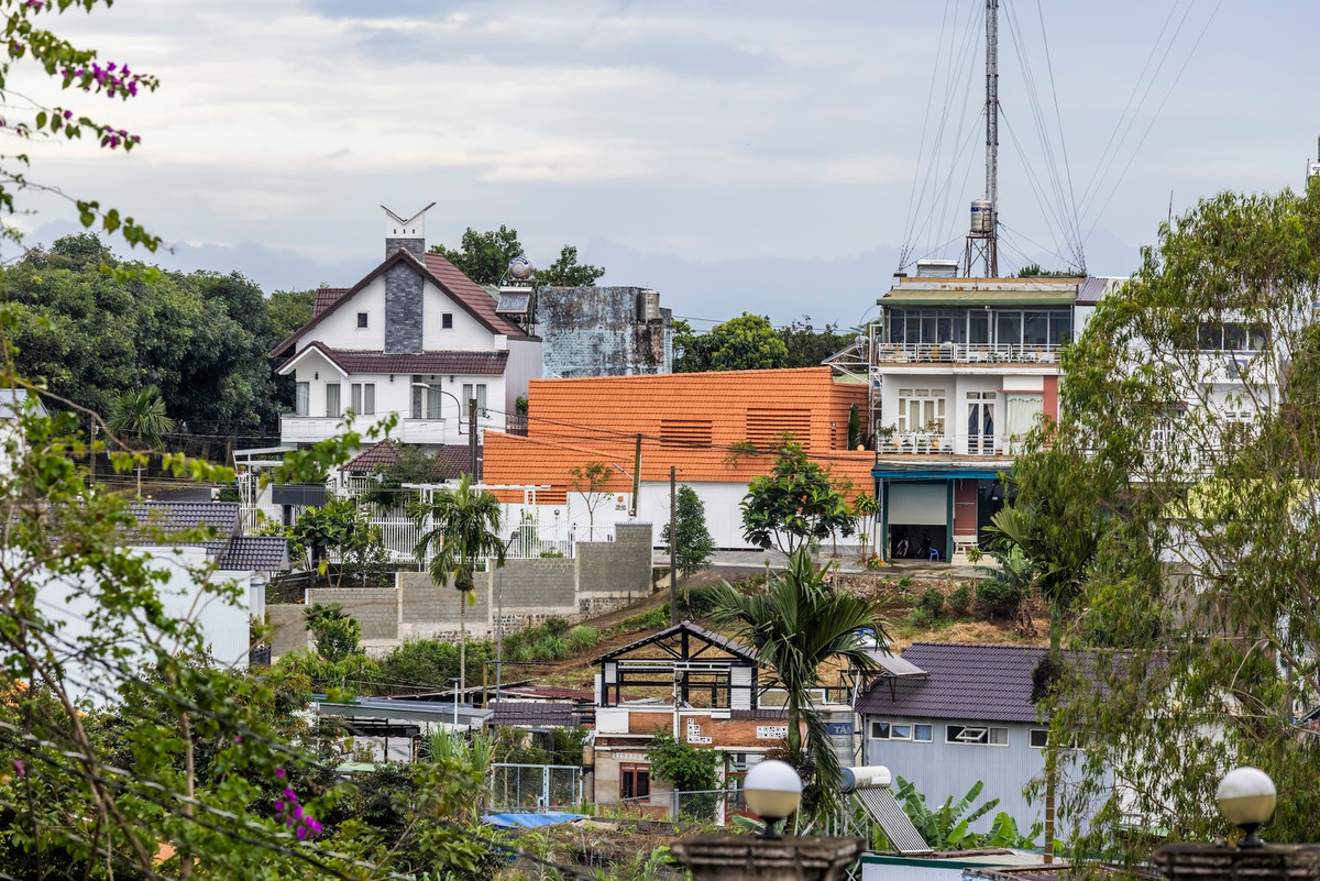 Khu đất xây không vuông vắn, mùa khô và mùa mưa rõ rệt, kéo dài là những thách thức đối với đội ngũ thiết kế. Bù lại, không khí ở đây luôn mát mẻ.