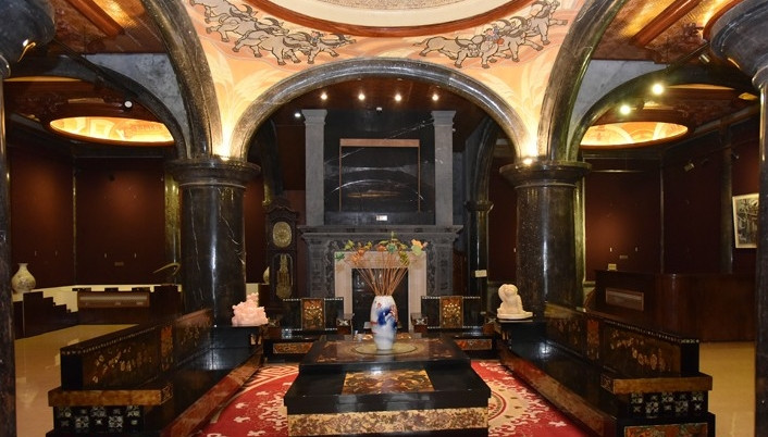 Điểm nhấn của tòa nhà đá là tầng 2 với diện tích 410m2, cao 5 m. Tường bao quanh tầng 2 là sự kết hợp giữa 21 cột đá và vách bưng đá gồm 20 tấm đá. Ảnh: Báo Công Thương