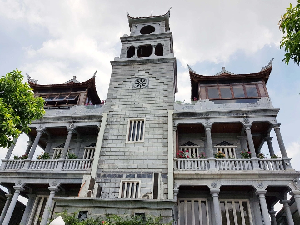 Theo nghệ nhân Lương Văn Quang, lâu đài đá được xây dựng trong 12 năm và đưa vào sử dụng từ giữa năm 2020. Ảnh: Dân trí