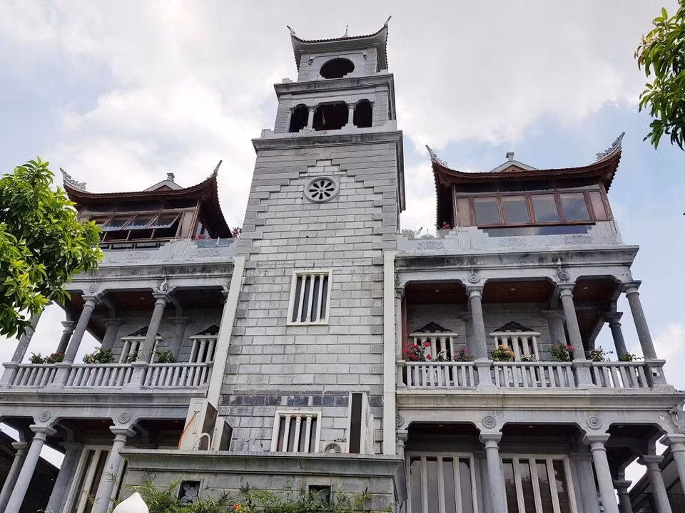 Theo nghệ nhân Lương Văn Quang, lâu đài đá được xây dựng trong 12 năm và đưa vào sử dụng từ giữa năm 2020. Ảnh: Dân trí