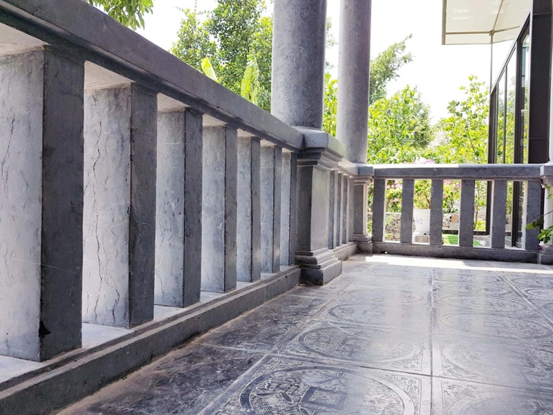 Lan can xung quanh, nền nhà tòa lâu đài được làm bằng đá xanh kết nối với nhau một cách tinh xảo và rất chắc chắn. Ảnh: Dân trí